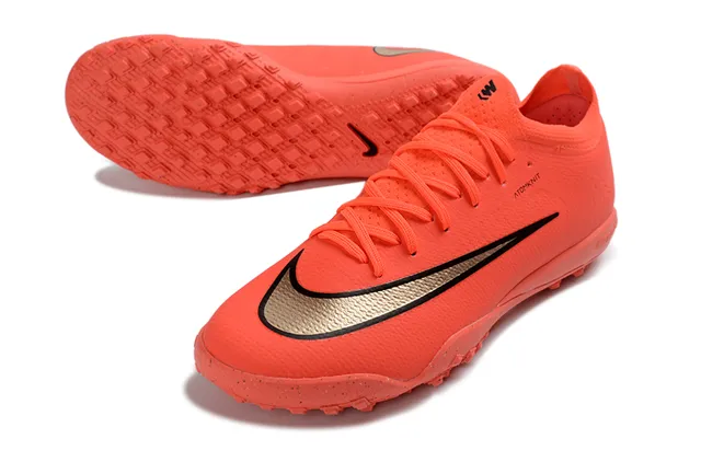 Nike Sapatos de futebol para gramado com parte superior em malha e gola baixa em laranja e dourado 3