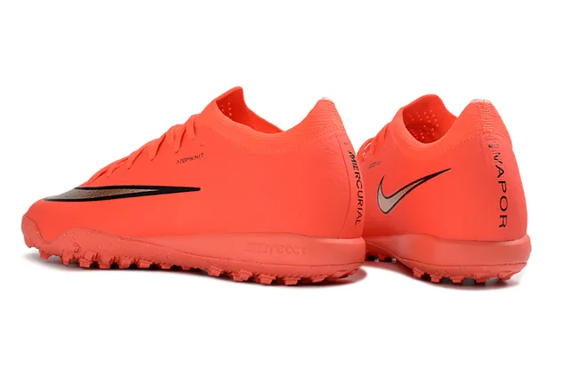 Nike Sapatos de futebol para gramado com parte superior em malha e gola baixa em laranja e dourado 4