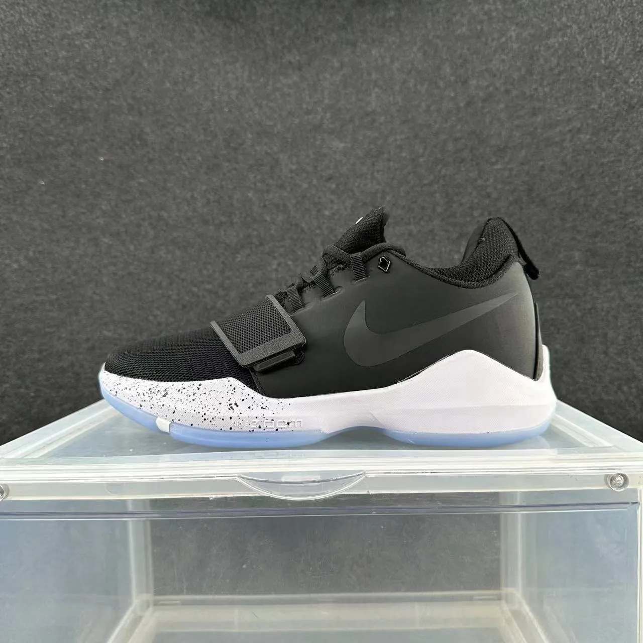 Nike PG Chaussures de Basketball noir blanc forme basse tige en maille 2