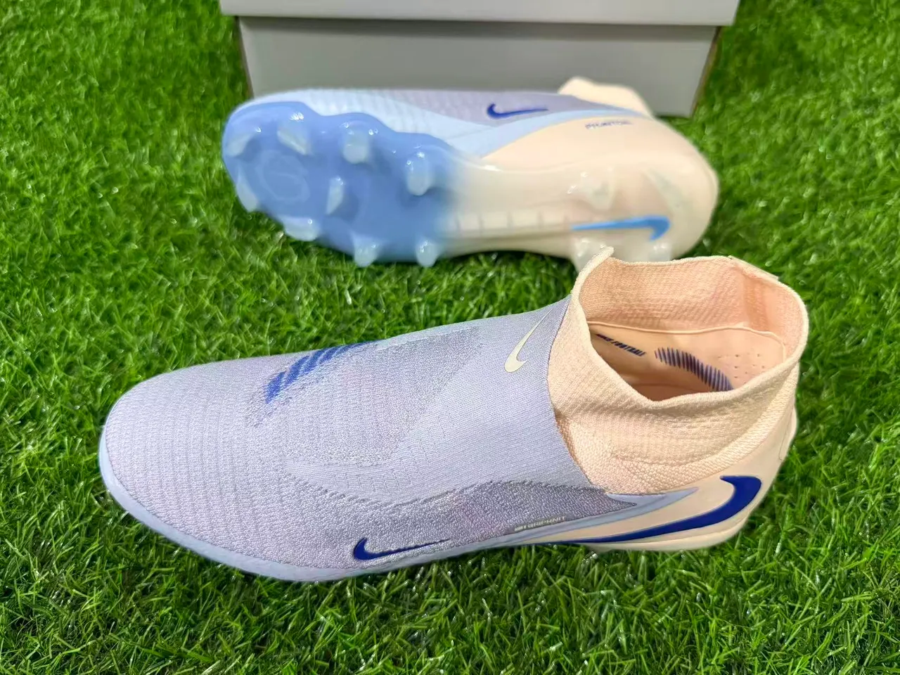 Nike Phantom GT 米色蓝 袜套领 Flyknit 鞋面 Firm-Ground 足球鞋 3