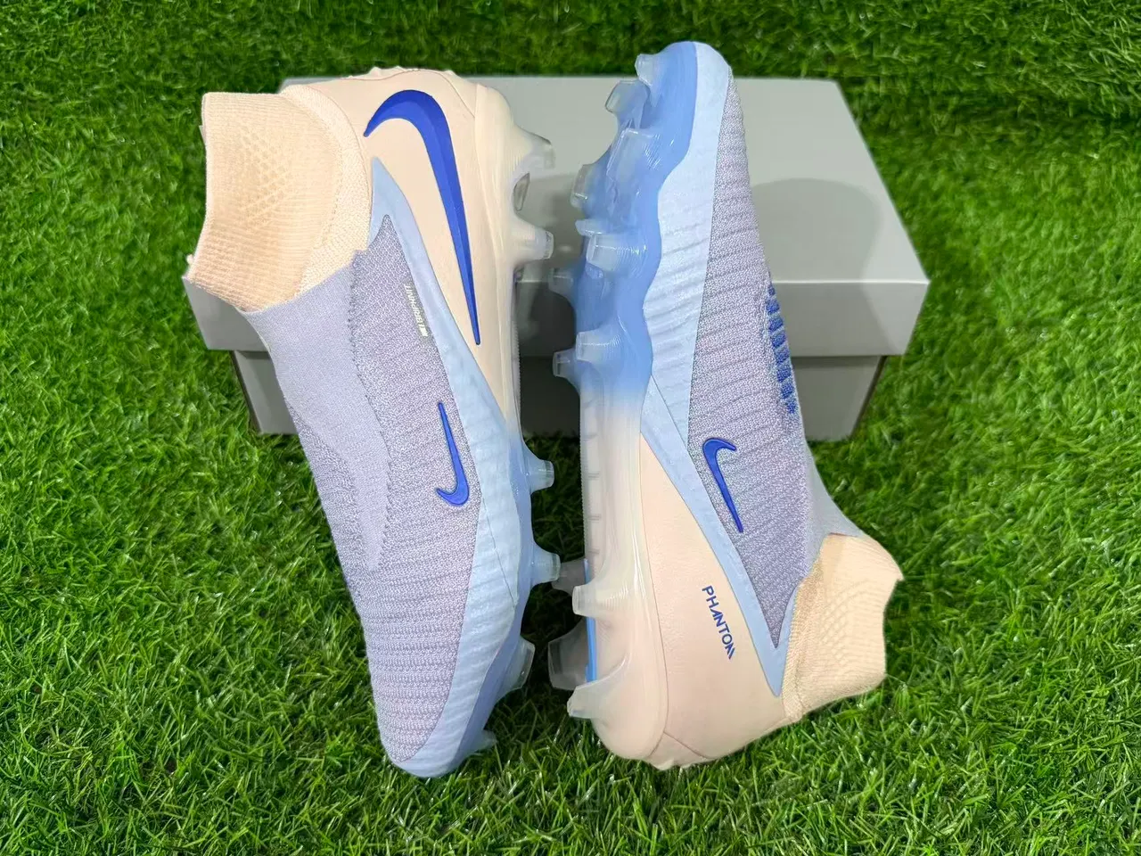 Nike Phantom GT 米色蓝 袜套领 Flyknit 鞋面 Firm-Ground 足球鞋 4