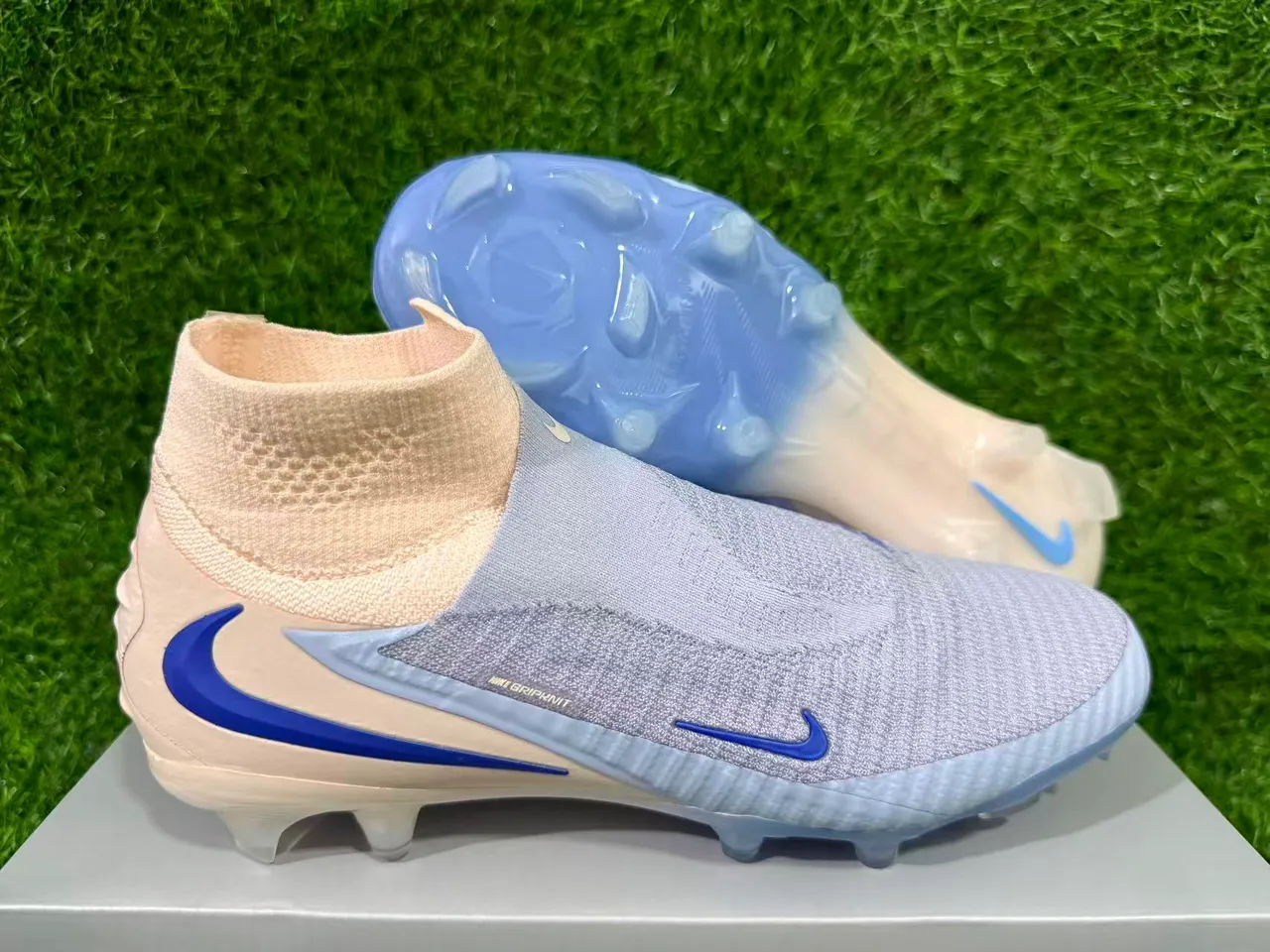 Nike Phantom GT 米色蓝 袜套领 Flyknit 鞋面 Firm-Ground 足球鞋 10