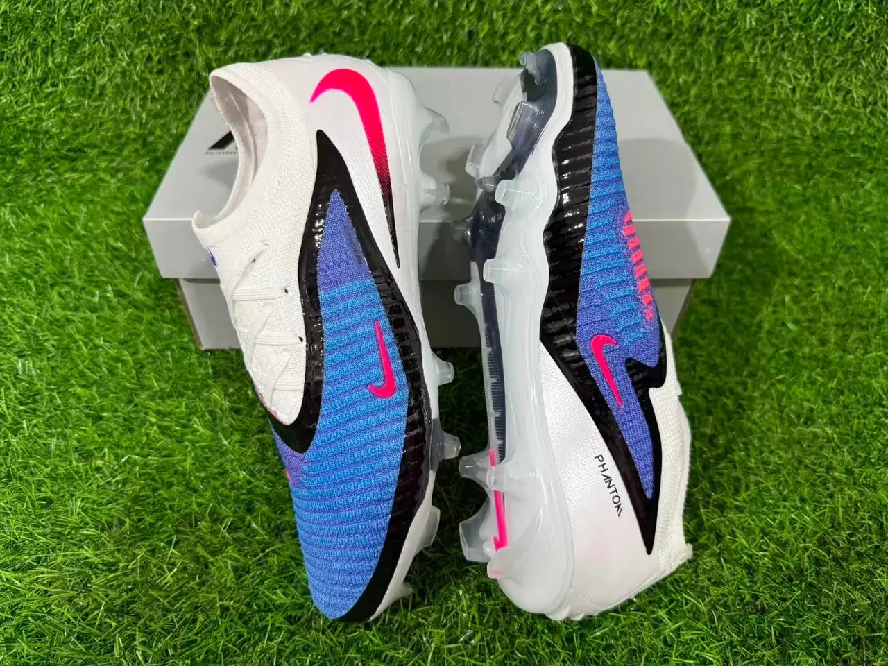 Nike Phantom GT أحذية كرة القدم أبيض أزرق منخفض القطعة قماش الرباط أرض صلبة 2
