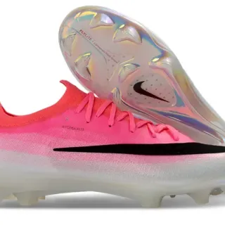 Nike Sapatos de futebol com upper de malha preto e rosa, sola iridescente holográfica, para gramado firme