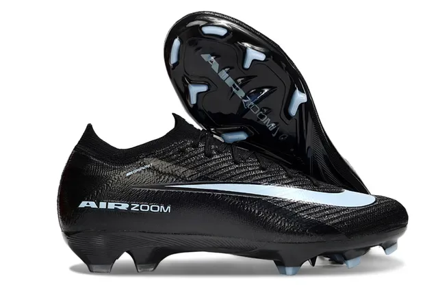 Nike Zapatillas de fútbol con empeine de tejido rosa y negro, suela iridiscente holográfica, para tierra firme 24