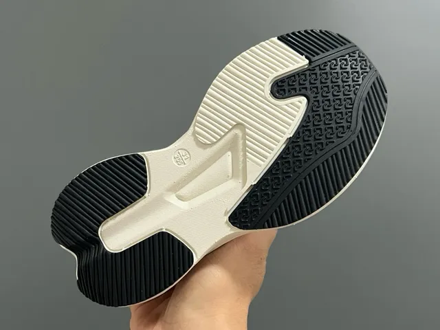 耐克粉白旋钮系带系统工程网面跑鞋 8