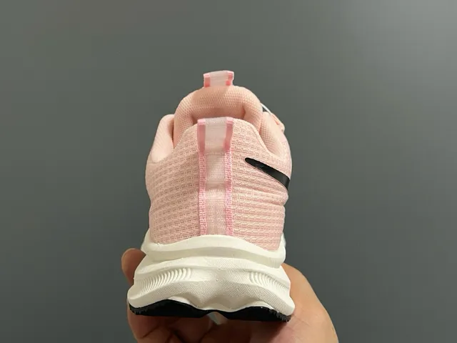 耐克粉白旋钮系带系统工程网面跑鞋 10