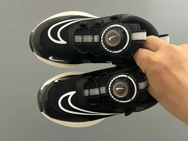 耐克粉白旋钮系带系统工程网面跑鞋 13