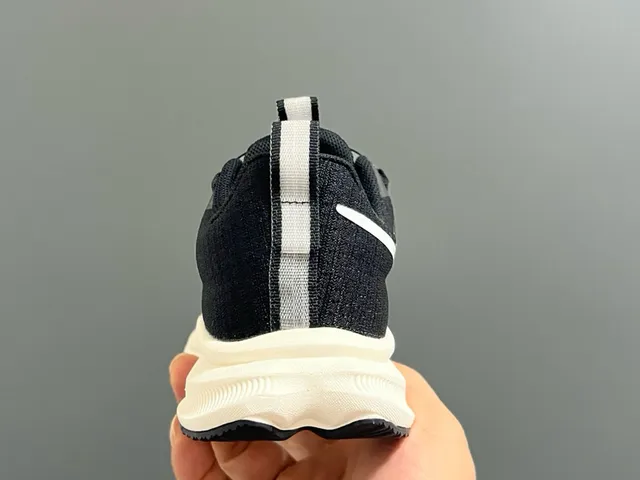 耐克粉白旋钮系带系统工程网面跑鞋 17