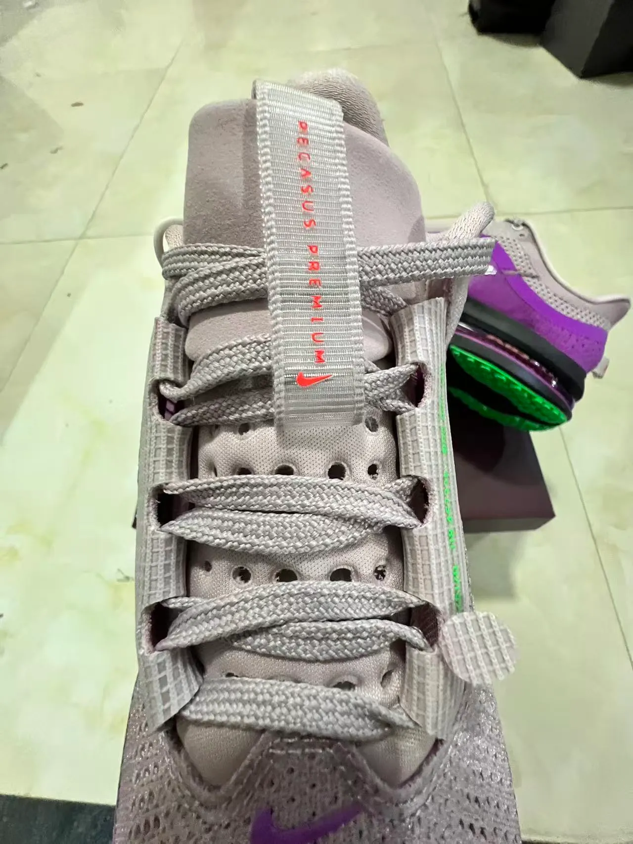 Nike أرجواني أخضر محبوك مُهندس وجه علوي وحدة أير زوم كاملة الأطوال أحذية جري 4