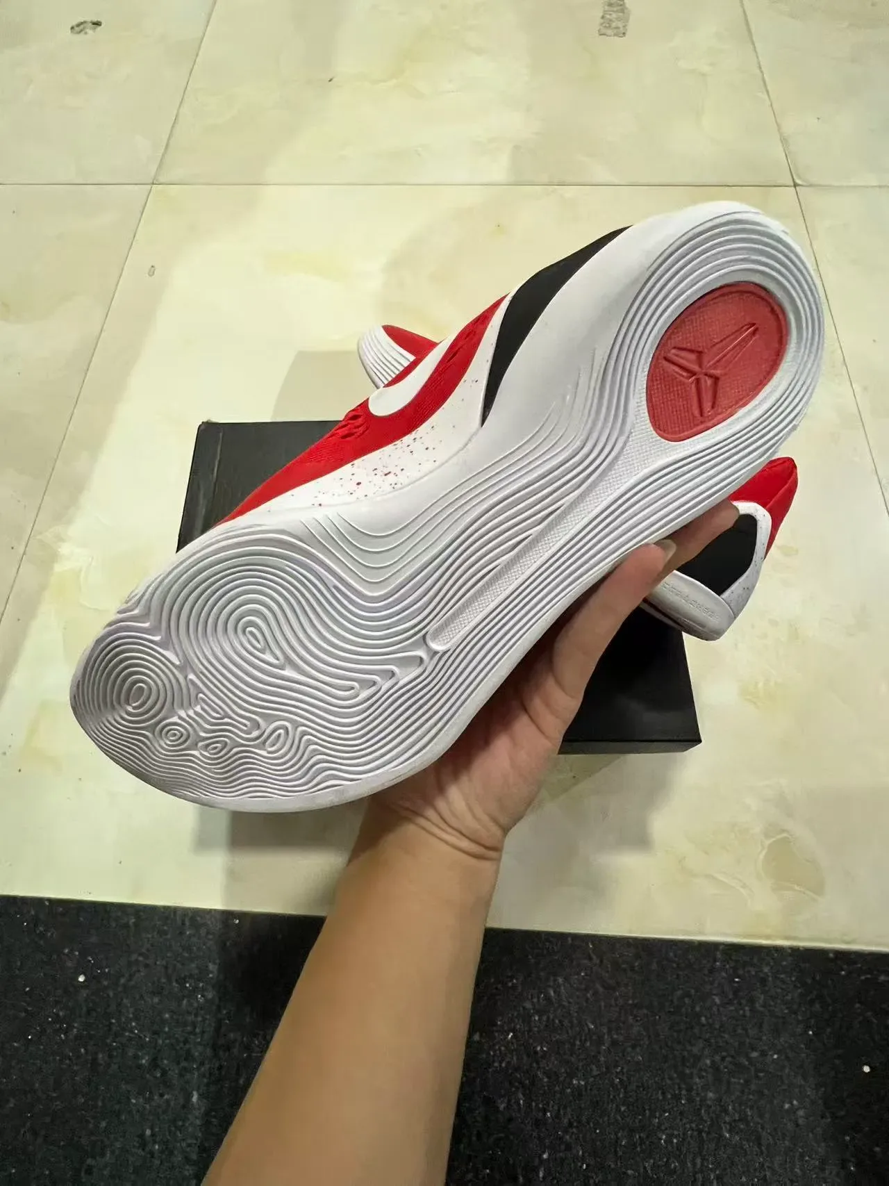 Nike Chaussures de Basketball avec Upper en Maille Rouge Noir et Semelle Médiane Blanche Mouchetée 6