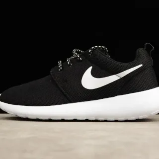نيك Roshe One أسود وأبيض لايف ستايل سنيكرز