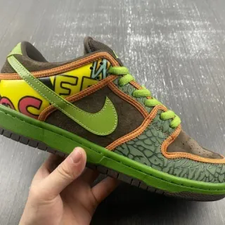 Nike SB Dunk Low Graffiti Print Olive Green स्केटबोर्ड जूते