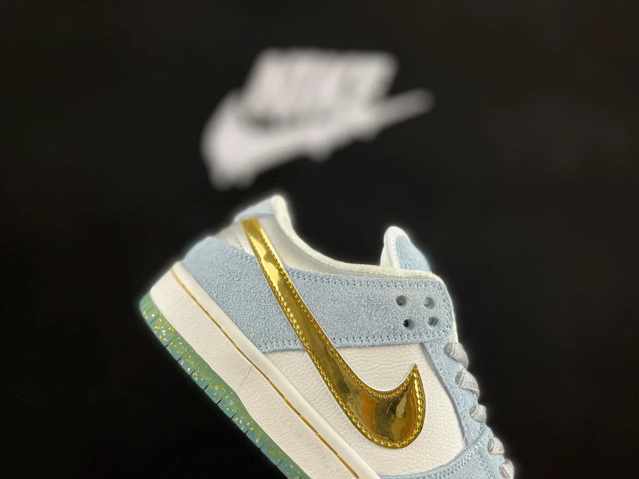 Nike SB Dunk Low हल्का नीला और सोने का स्केटबोर्ड जूते 4