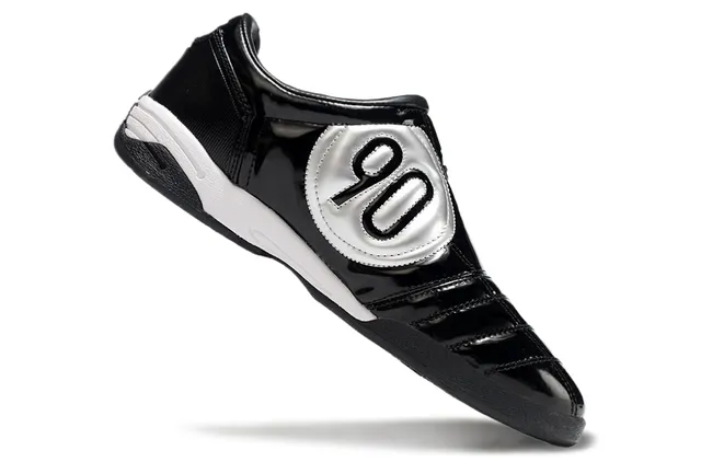 Nike Total 90 III কালো এবং সাদা ইন্ডোর সকার জুতা 3