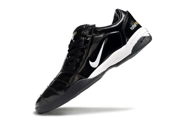 Nike Total 90 III কালো এবং সাদা ইন্ডোর সকার জুতা 4
