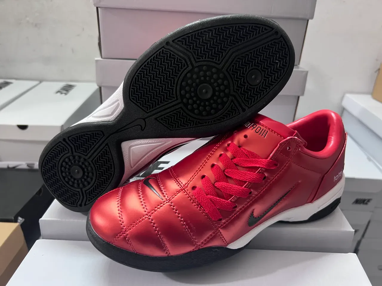 Nike Total 90 III حذاء كرة قدم داخلي أحمر معدني 7