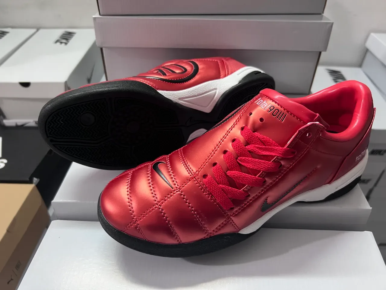 Nike Total 90 III حذاء كرة قدم داخلي أحمر معدني 8