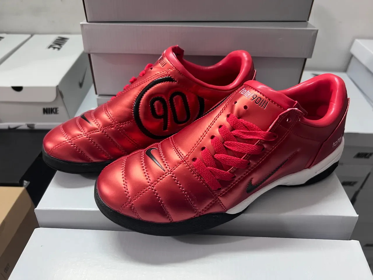 Nike Total 90 III حذاء كرة قدم داخلي أحمر معدني 9