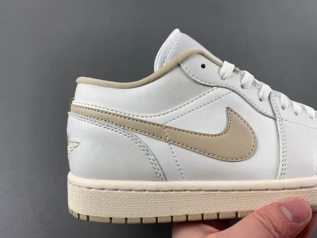 Nike White Beige Low-Top Leather Upper Lifestyle Sneakers 3