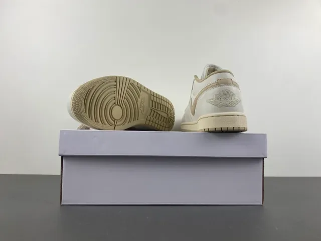 Nike White Beige Low-Top Leather Upper Lifestyle Sneakers 16