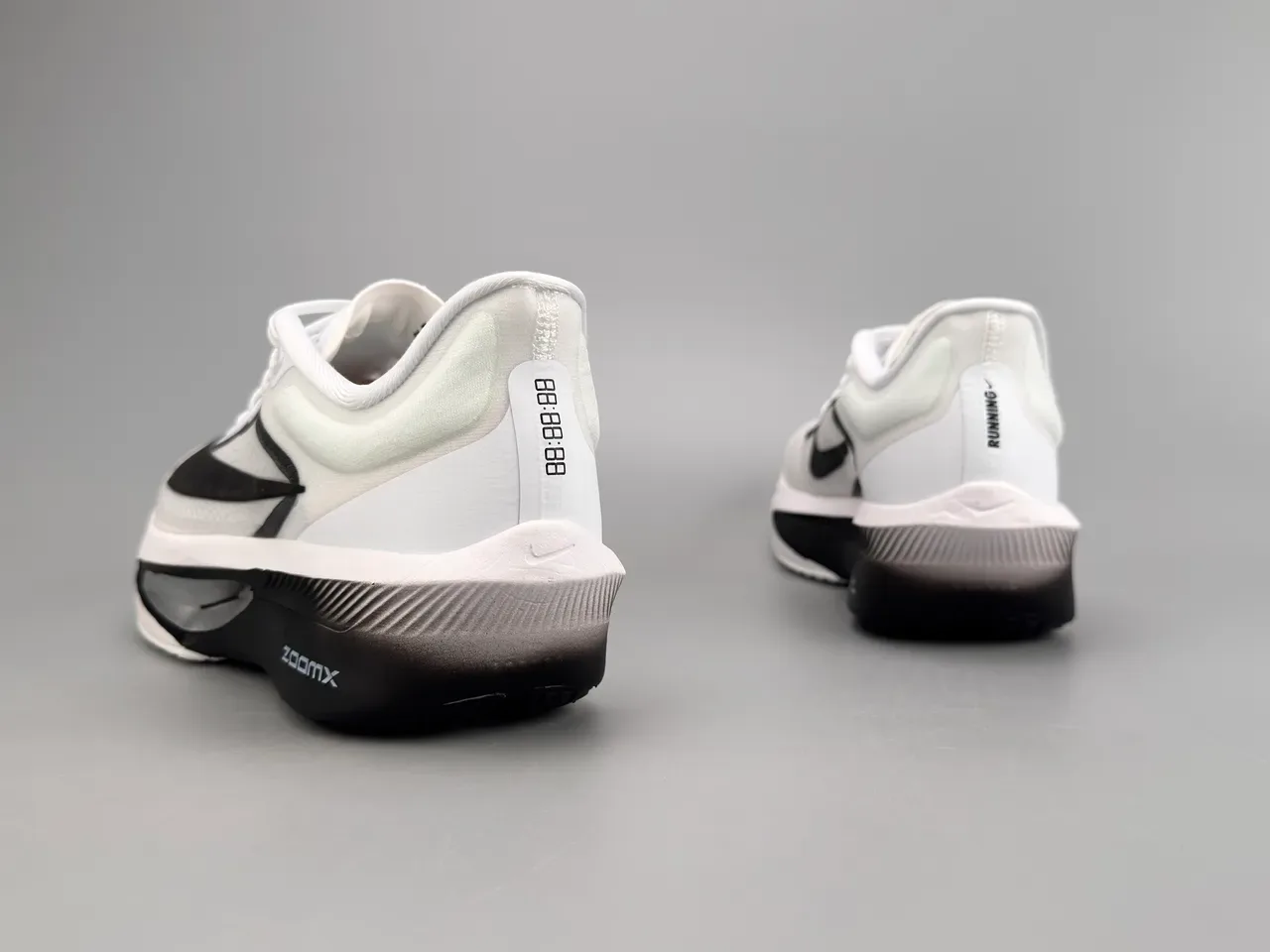 Nike Chaussures Running Blanc Noir Upper Malla Engineered Midsole Sculpted ZoomX 4