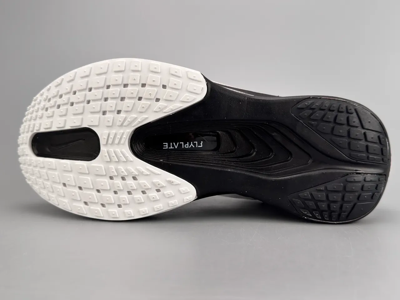 Nike Chaussures Running Blanc Noir Upper Malla Engineered Midsole Sculpted ZoomX 8