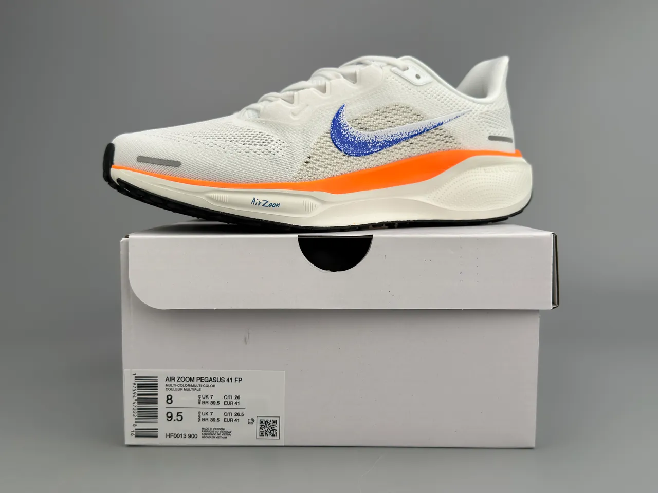 Nike Tênis de corrida brancos azuis com upper de malha engenheirada e Swoosh speckled 2
