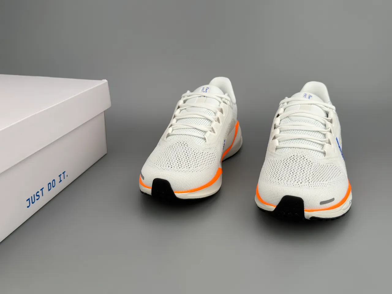 Nike Tênis de corrida brancos azuis com upper de malha engenheirada e Swoosh speckled 3