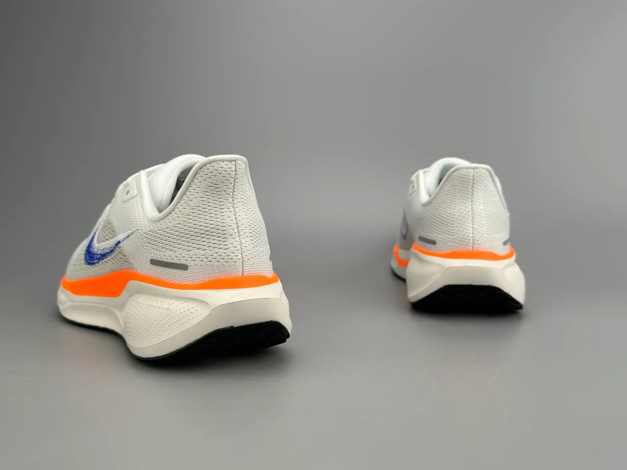 Nike Tênis de corrida brancos azuis com upper de malha engenheirada e Swoosh speckled 4
