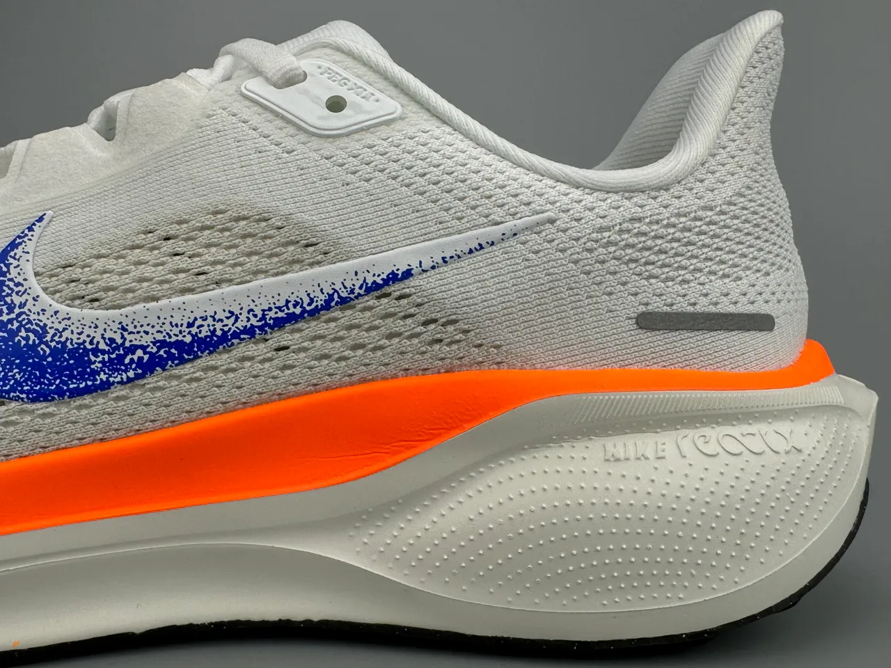 Nike Tênis de corrida brancos azuis com upper de malha engenheirada e Swoosh speckled 5