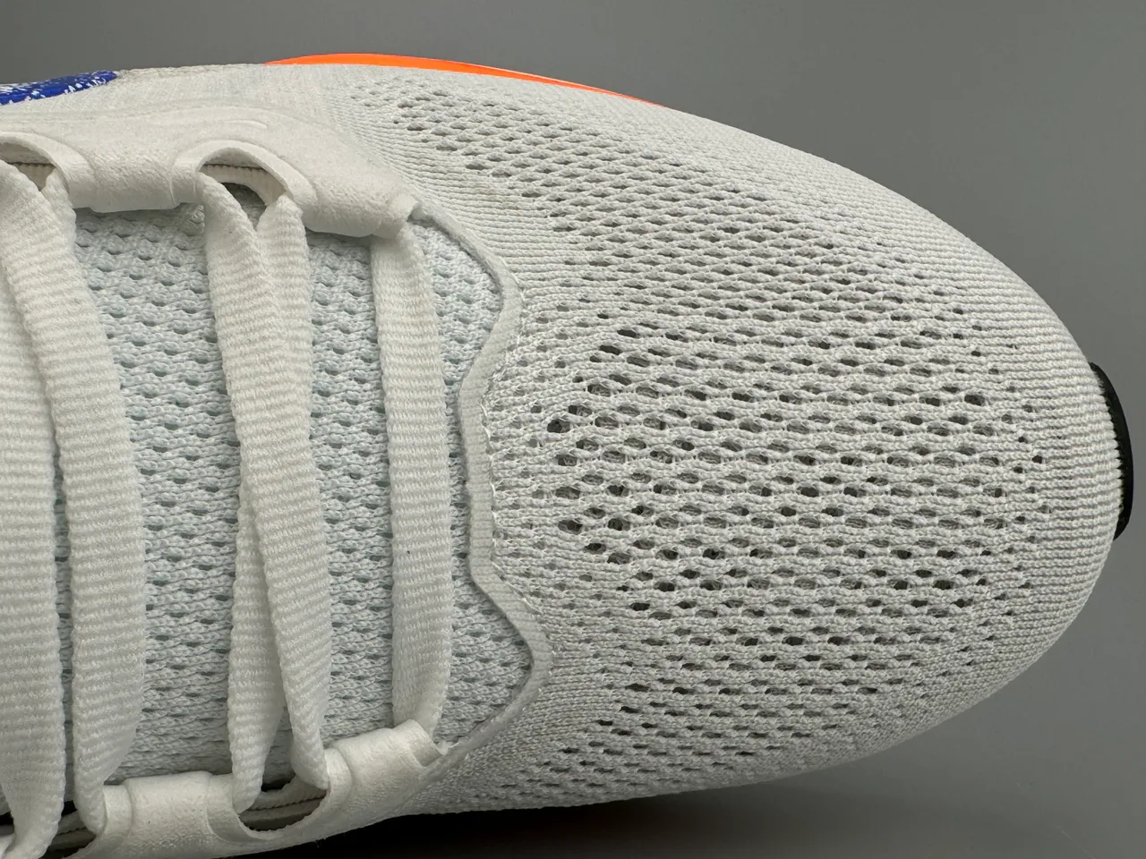 Nike Tênis de corrida brancos azuis com upper de malha engenheirada e Swoosh speckled 6