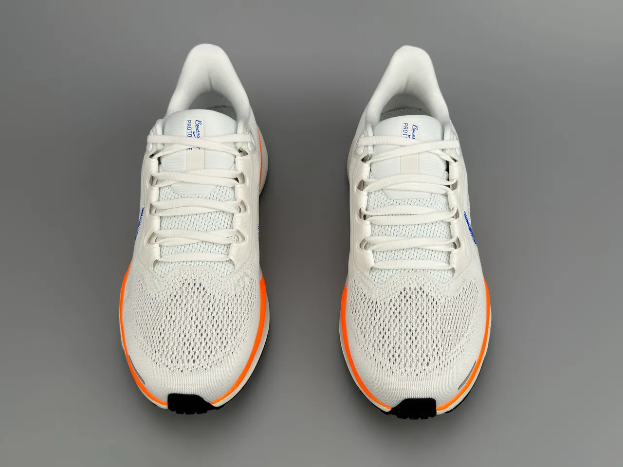 Nike Tênis de corrida brancos azuis com upper de malha engenheirada e Swoosh speckled 7