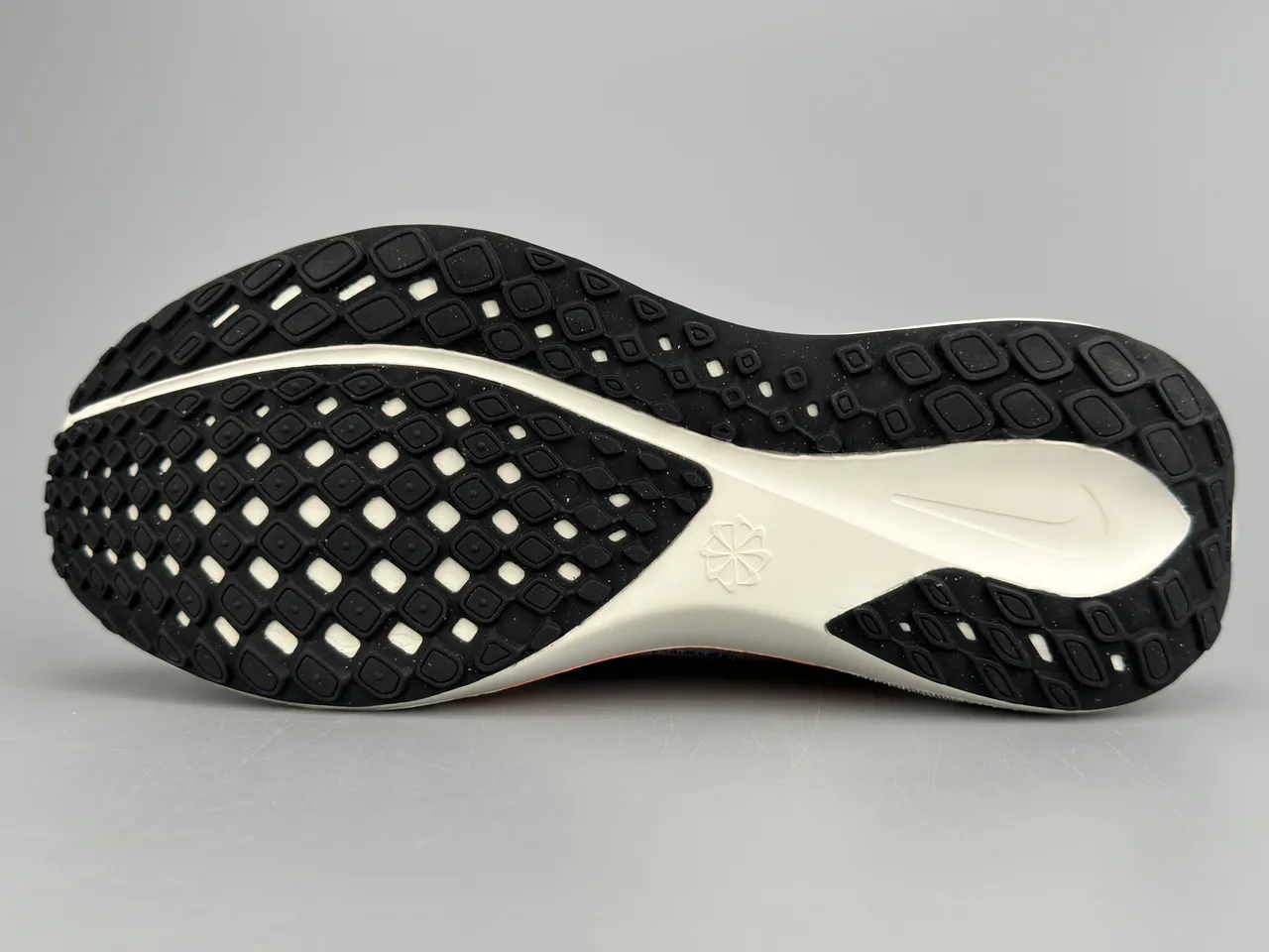 Nike Tênis de corrida brancos azuis com upper de malha engenheirada e Swoosh speckled 8