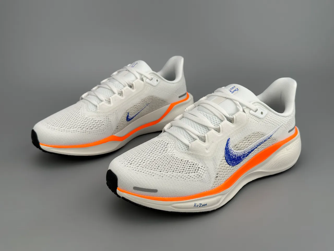 Nike Tênis de corrida brancos azuis com upper de malha engenheirada e Swoosh speckled 9