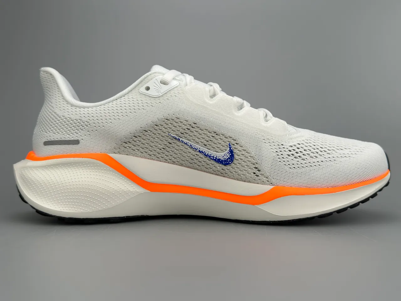 Nike Tênis de corrida brancos azuis com upper de malha engenheirada e Swoosh speckled 10