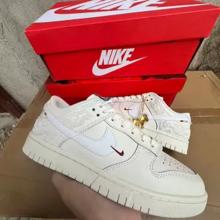 Nike حذاء أسلوب حياة أبيض بورجوندي منخفضة الارتفاع نقش تزييني بارز