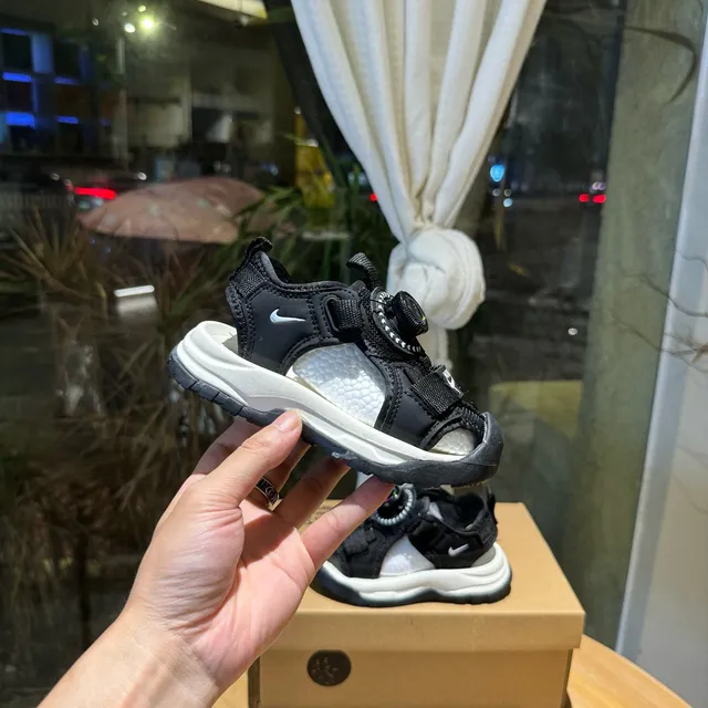 Nike White Gray Multi-Strap Adjustable Mesh Ventilation Casual Sandals 8