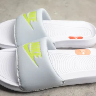 Nike Sandalias blancas y grises de una correa con plantilla moldeada