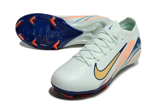Nike Chaussures de soccer à empeigne en knit blanc et navy, low-cut, sock-fit collar, pour firm-ground 3