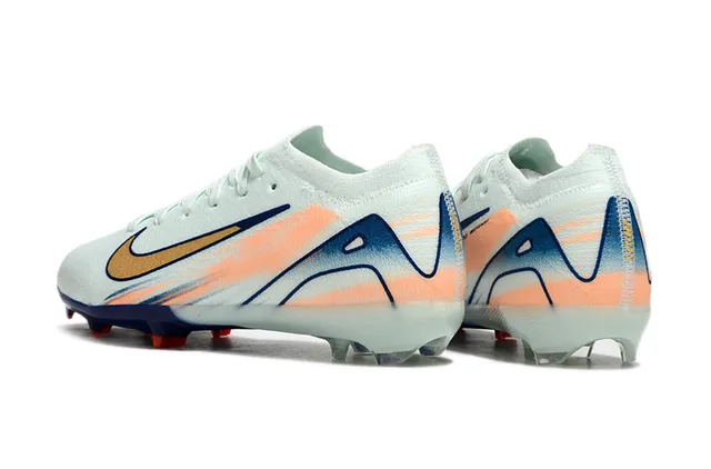 Nike Chaussures de soccer à empeigne en knit blanc et navy, low-cut, sock-fit collar, pour firm-ground 4