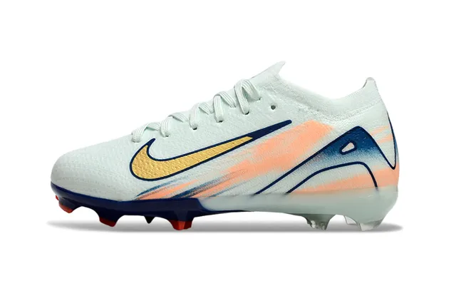 Nike Chaussures de soccer à empeigne en knit blanc et navy, low-cut, sock-fit collar, pour firm-ground 6