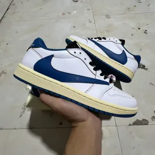 Nike أبيض بحري منخفض التوب جلد أعلى أسلوب حياة سنايكرز