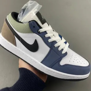 Nike أبيض بحري حذاء أسلوب حياة منخفض الكعب ذو أعلى لوحي