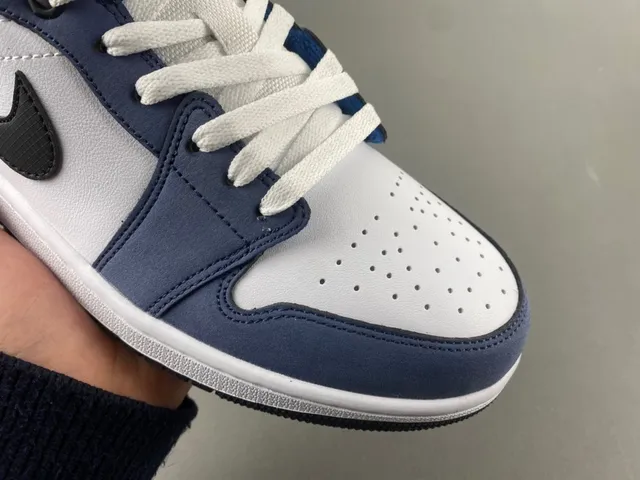 Nike White Navy Low-Top Panelled Upper Lifestyle Sneakers 3