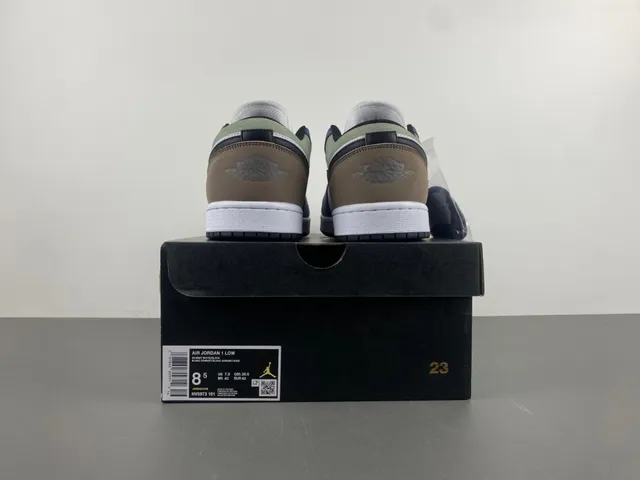 Nike White Navy Low-Top Panelled Upper Lifestyle Sneakers 17
