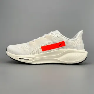 Nike सफेद नारंगी इंजीनियर मेश अपर Swoosh टैब एक्सेंट रनिंग जूते