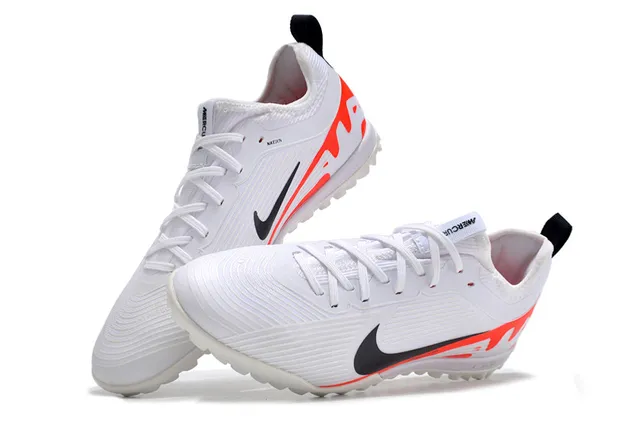 Nike zapatillas de fútbol turf blancas y naranjas de bajo corte con empeine sintético, ribeteado y texturizado en el antepié 2