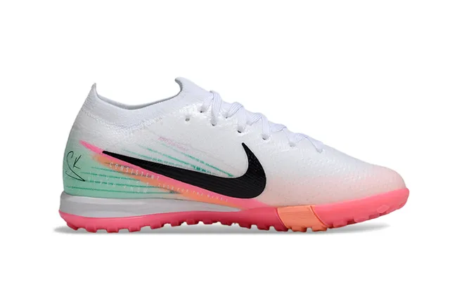 Nike সাদা গোলাপি কনিট উপর গ্রেডিয়েন্ট গ্রাফিক ইনডোর সকার জুতা 2