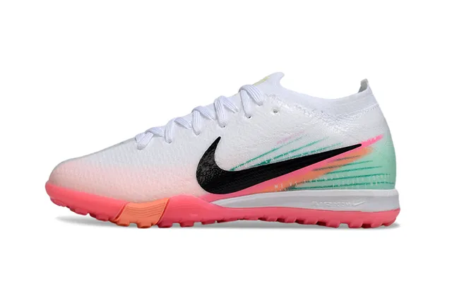 Nike সাদা গোলাপি কনিট উপর গ্রেডিয়েন্ট গ্রাফিক ইনডোর সকার জুতা 3